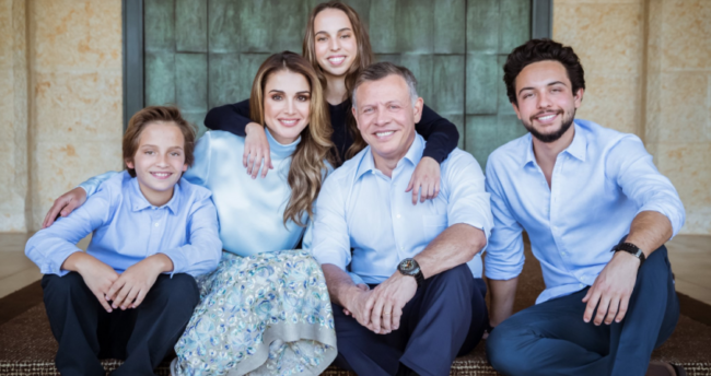 الملكة رانيا تحتفل بعيد ميلاد ابنتيها بطريقة خاصة.. نشرت فيديو لطفولتهما على وقع أغنية لنانسي عجرم