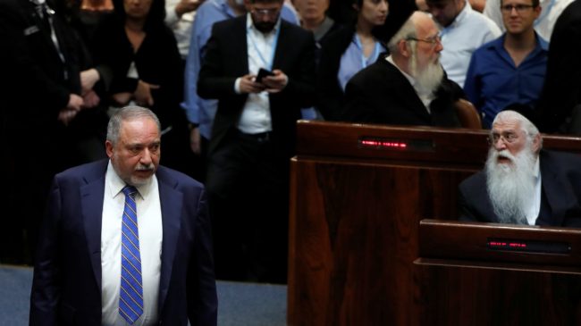 نتنياهو يقترح قانوناً لتدريس “العربية” في مدارس إسرائيل.. فلماذا صوَّت العرب ضده في الكنيست؟