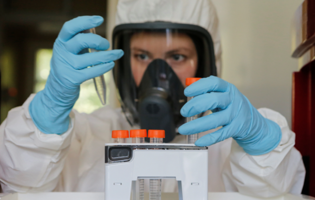 استطلاع رأي يكشف عن تلقي علماء تهديدات بالقتل واعتداءات جسدية.. حديثهم عن “كورونا” أغضب البعض!