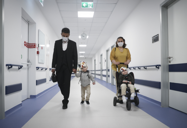 توأمان تركيان يبدآن بالوقوف والمشي بعد 3 سنوات من فصلهما.. خضعا لعمليات جراحية دقيقة في بريطانيا (صور)