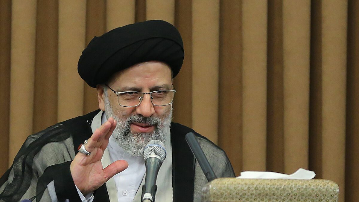 الانقسامات تزداد بين الفصائل المتشددة في الساعات الأخيرة قبل الانتخابات الإيرانية