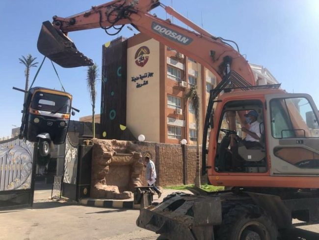 الحكومة المصرية تتوعَّد أصحاب “التوك توك” بطريقة غريبة.. علقت عربة على باب إحدى المدن