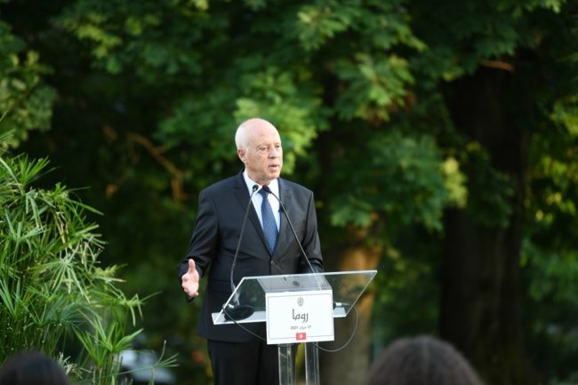 ماذا يعني تجميد البرلمان وتولي سعيد السلطة منفرداً؟ هذا ما يقوله الفصل الـ80 من دستور تونس