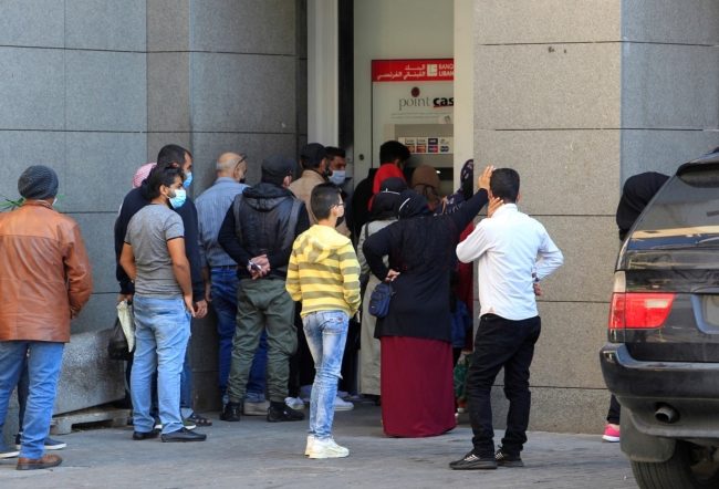 لبنان يبدأ بالإفراج جزئياً عن أموال المودعين بالبنوك.. سيُسمح لهم بسحب مبلغ محدد شهرياً