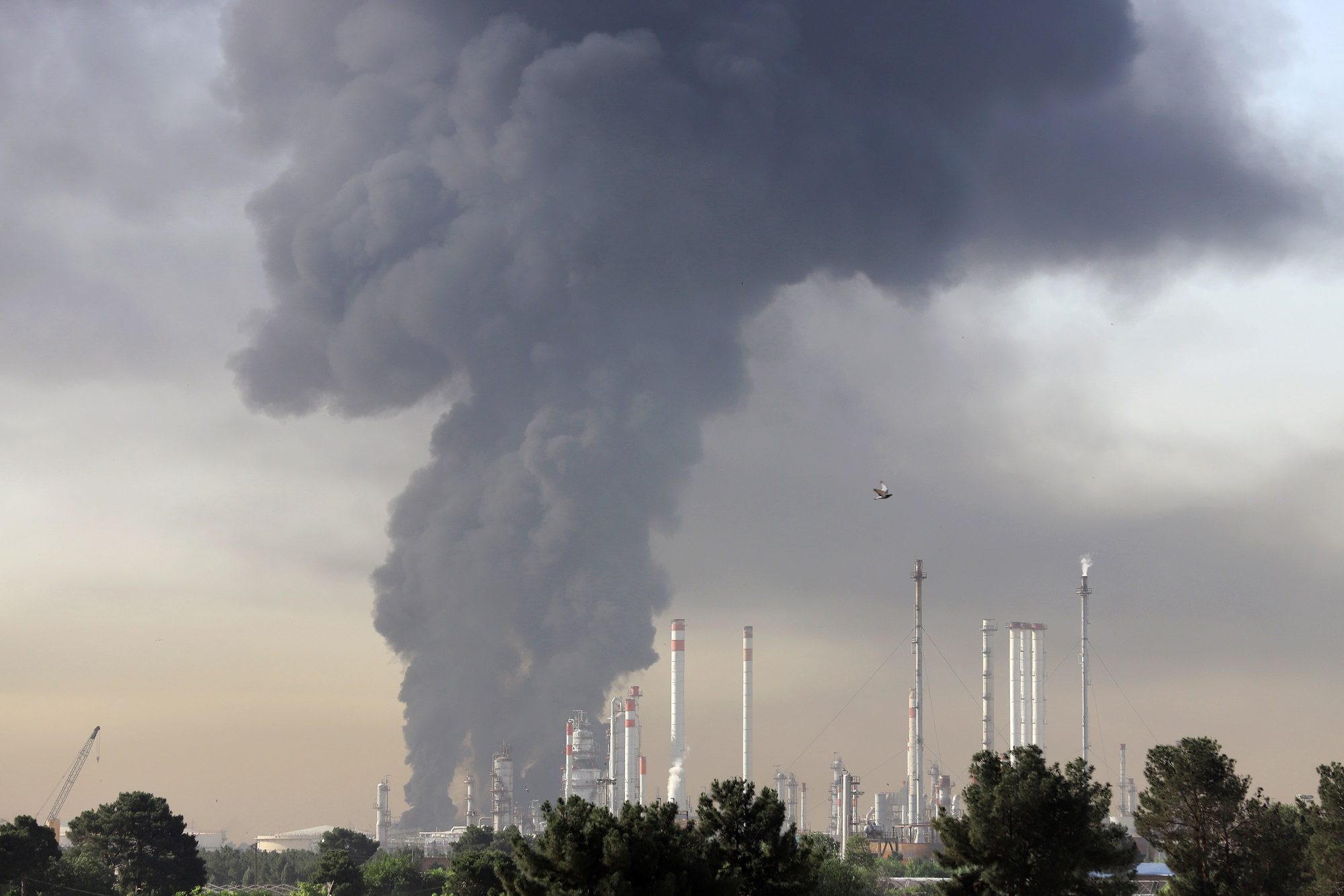 حريق ضخم يلتهم 18 خزاناً نفطياً بإيران.. فيديوهات تُظهر نيراناً هائلة استمرت أكثر من 10 ساعات