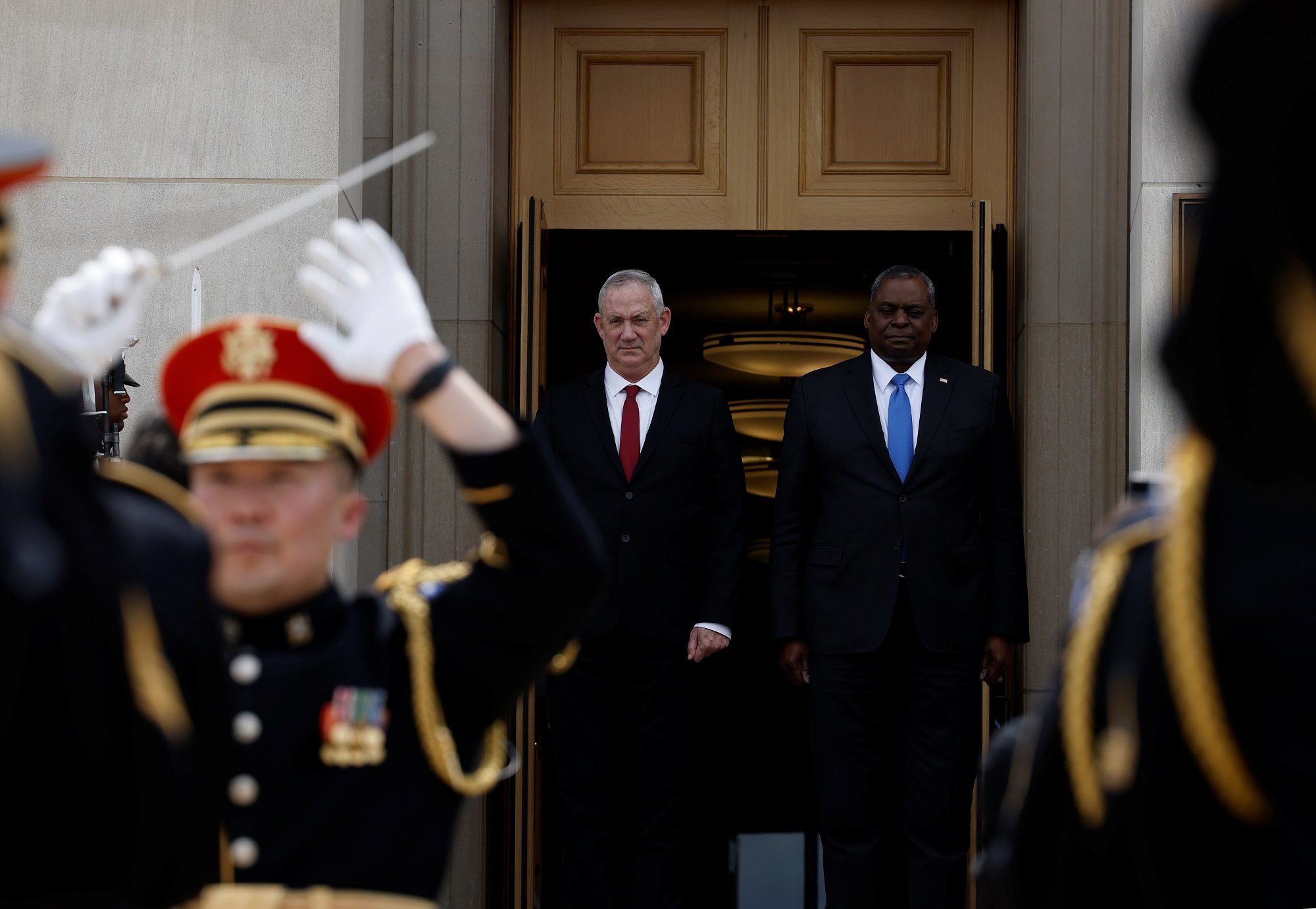 واشنطن تتعهد لوزير دفاع إسرائيل بدعم رئيس الوزراء أياً كان: ملتزمون بتفوق تل أبيب العسكري