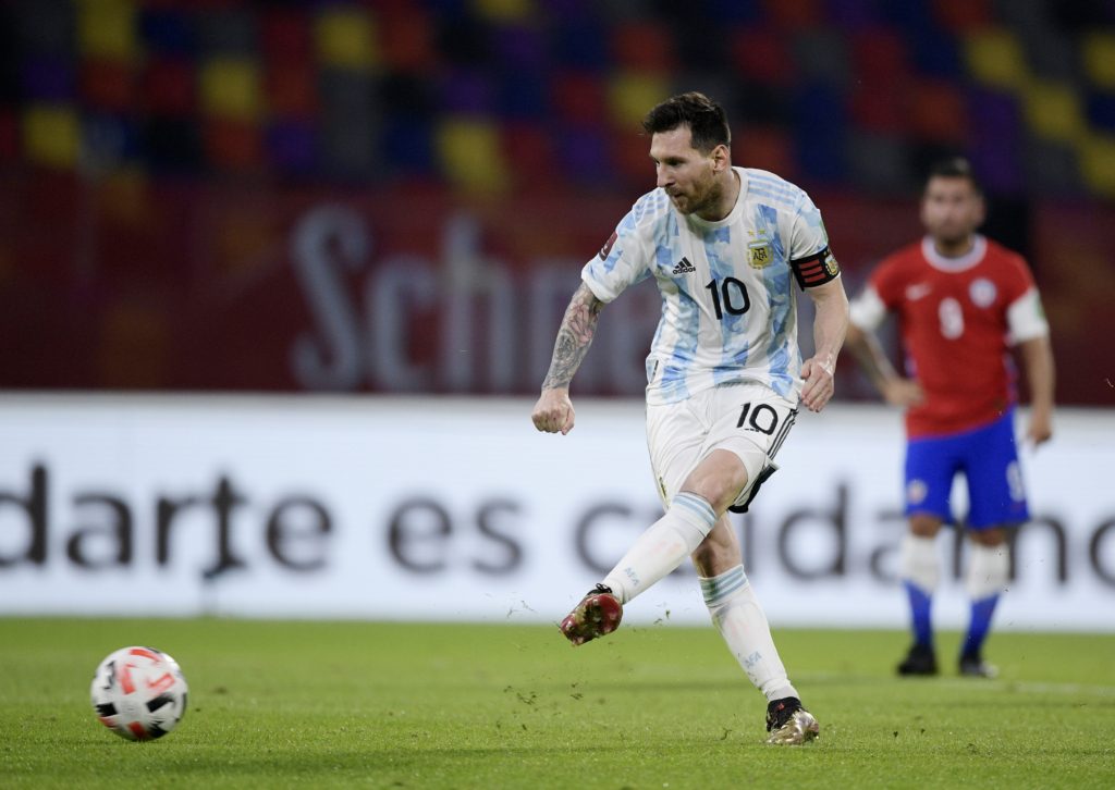 ميسي أحد أشهر النجوم الذين أهدروا ركلات ترجيح (رويترز)