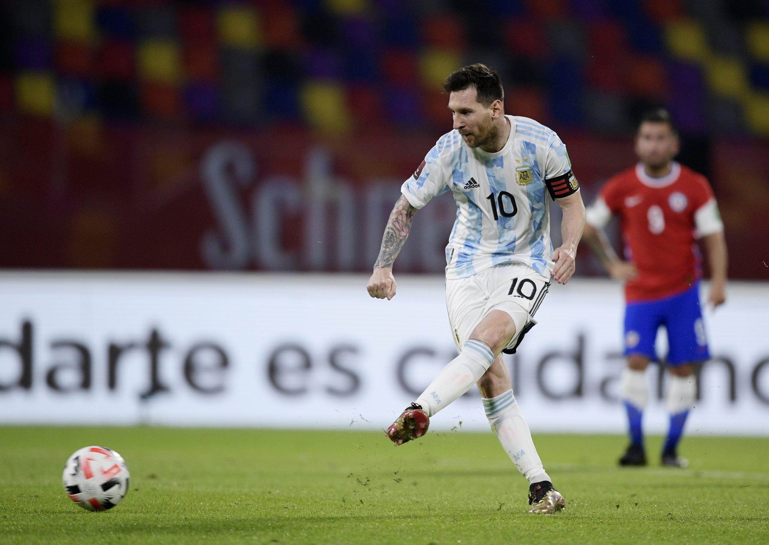 ميسي أحد أشهر النجوم الذين أهدروا ركلات ترجيح (رويترز)