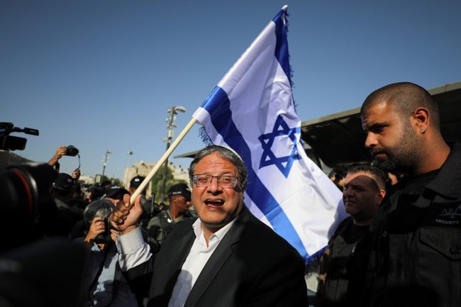 آلاف المستوطنين يتقدمهم “بن غفير” يعتدون على الفلسطينيين بالخليل.. اقتحموا الحرم الإبراهيمي خلال أعياد يهودية (فيديو)