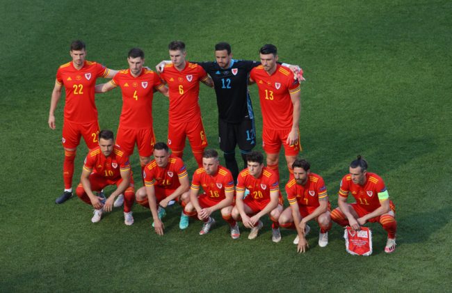 ما سر الصور الغريبة لمنتخب ويلز قبل انطلاق مبارياته؟