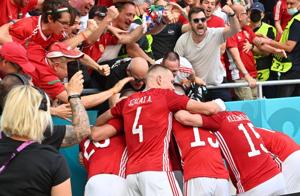 مهاجم منتخب المجر يعتذر لمذيعة الملعب