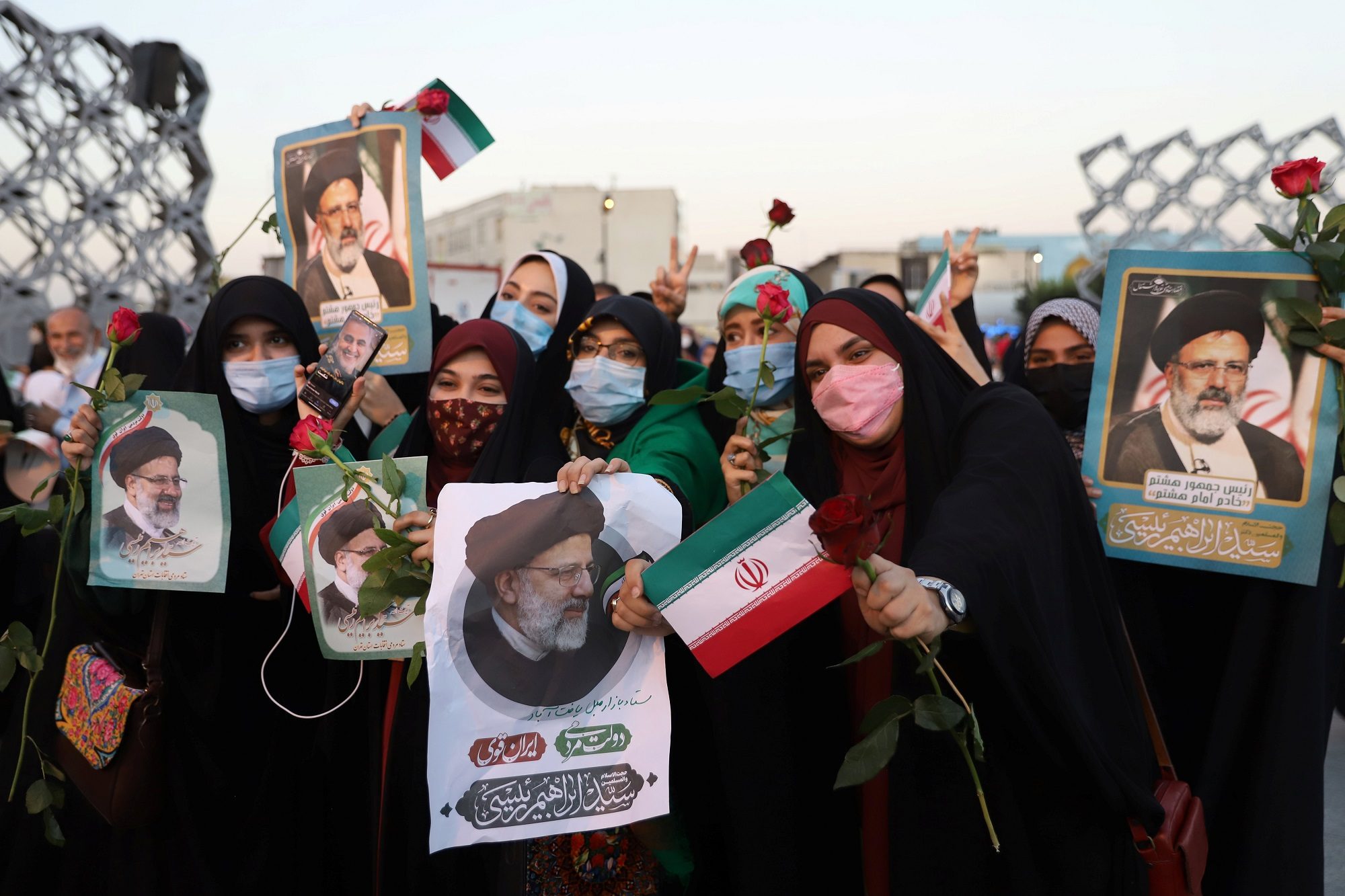 إيران تشهد أدنى مشاركة انتخابية منذ تأسيسها عام 1979.. ومحافظون يحتفلون بفوز “رئيسي” (صور)