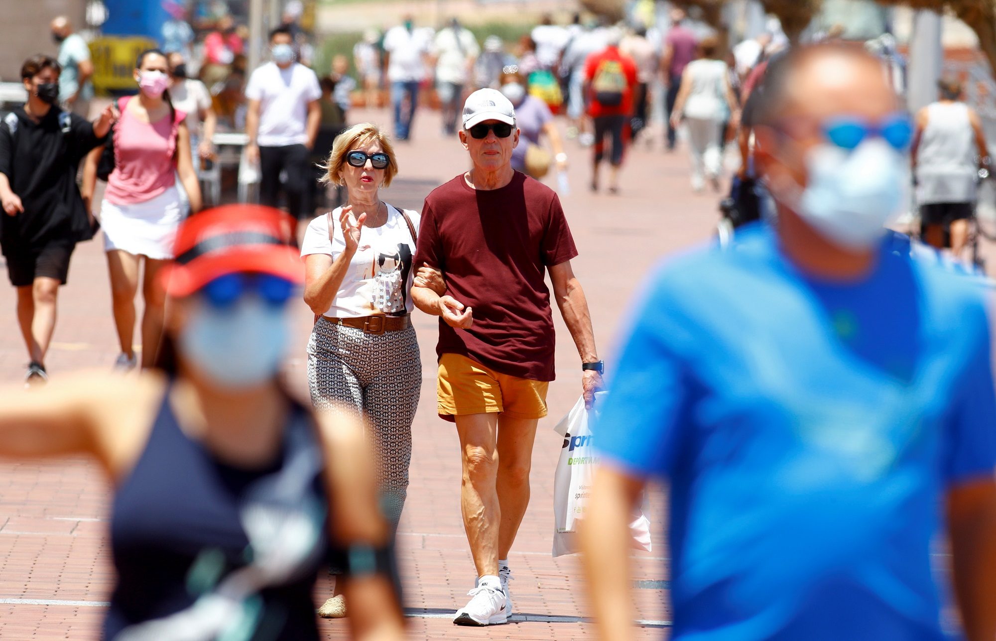 “لا يجدر بالناس أن يشعروا بالأمان”.. الصحة العالمية تطالب الملقحين ضد كورونا بالالتزام بالكمامات