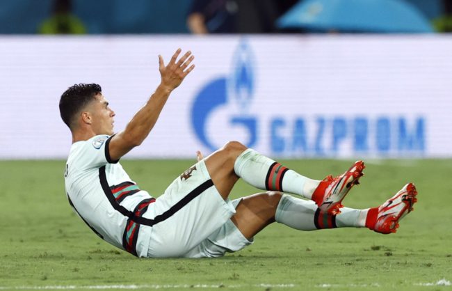 كورتوا يُحرج رونالدو بمراوغة “جريئة” في ليلة وداع البرتغال لـ”يورو 2020″ (فيديو)