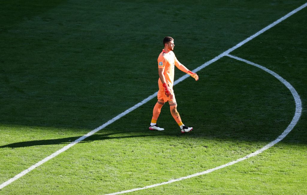 سيمون حارس إسبانيا ارتكب خطأ فادحاً (رويترز)