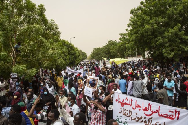اتهامات للسلطات السودانية بـ”تشريد الصحفيين”.. حجبت عشرات المواقع ومطالب للحكومة بالتراجع
