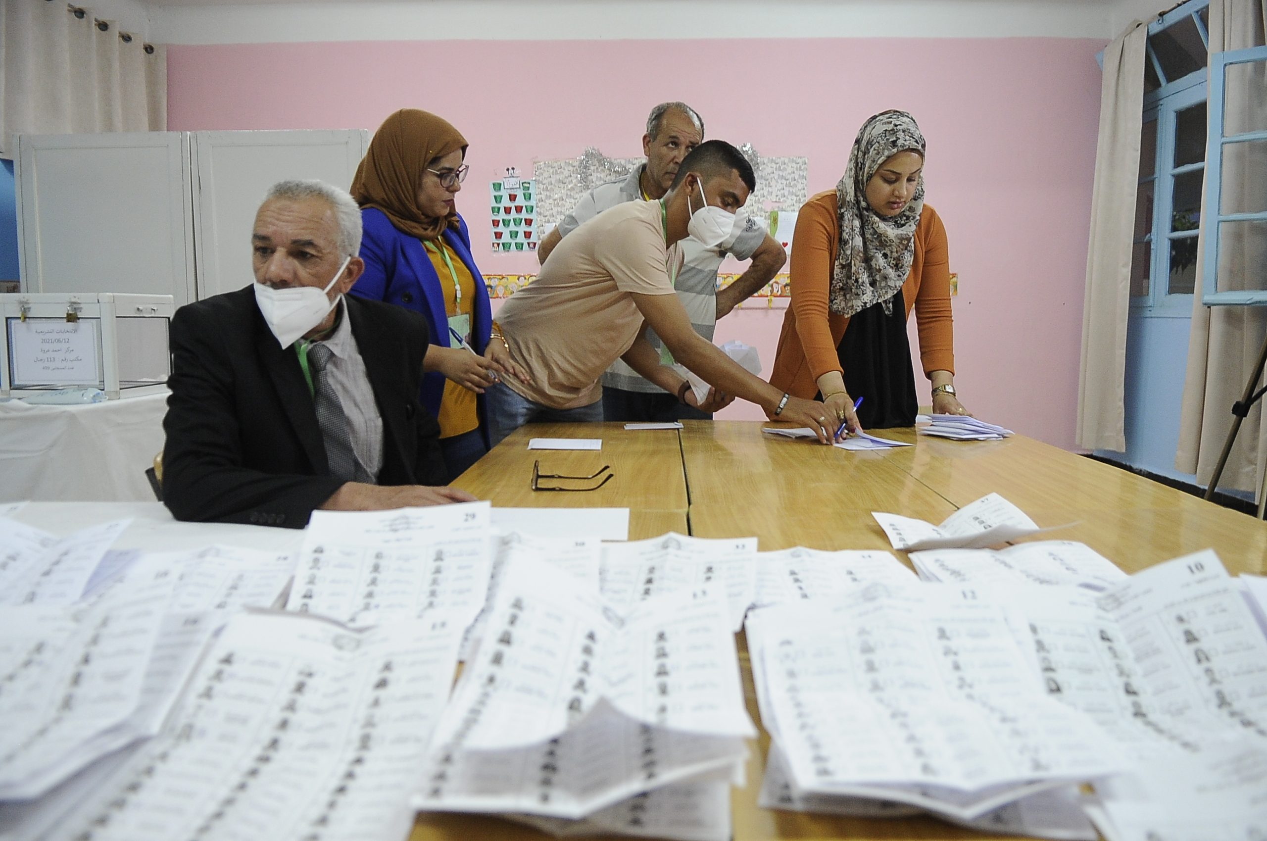 أغلقت مساء السبت مراكز التصويت الانتخابات النيابية المبكرة في الجزائر