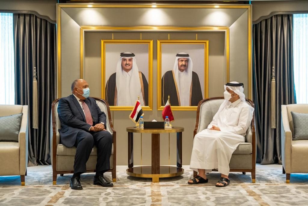وزير الخارجية القطري محمد بن عبدالرحمن آل ثاني إلى جانب نظيره المصري سامح شكري