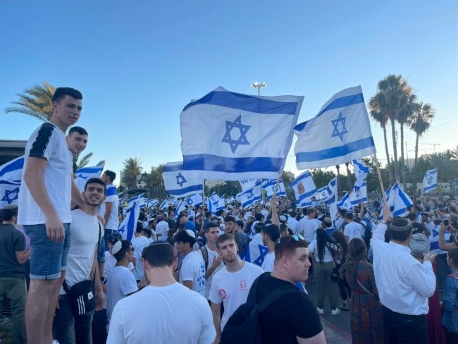 مسيرة “الأعلام” ومعركة “السيادة” على القدس.. هل تنفجر الأوضاع أم تتراجع إسرائيل في اللحظة الأخيرة؟