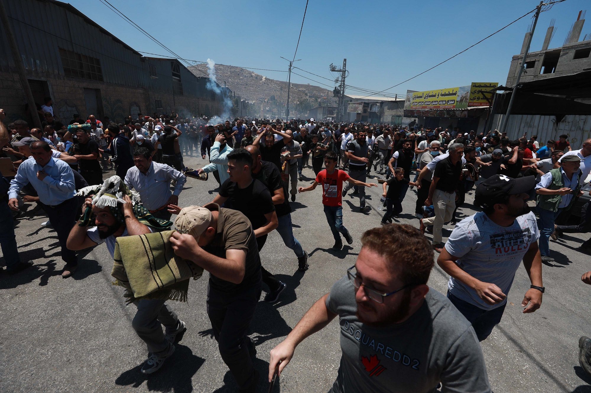 فلسطينيون يقيمون صلاة الجمعة على أراضيهم المهددة بالمصادرة بنابلس.. وإصابات في مواجهات مع جيش الاحتلال