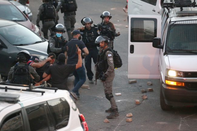 إسرائيل تقمع محتجين على عمليات هدم واسعة بالقدس.. اقتحمت حي “الشيخ جراح” واعتقلت 5 مقدسيين