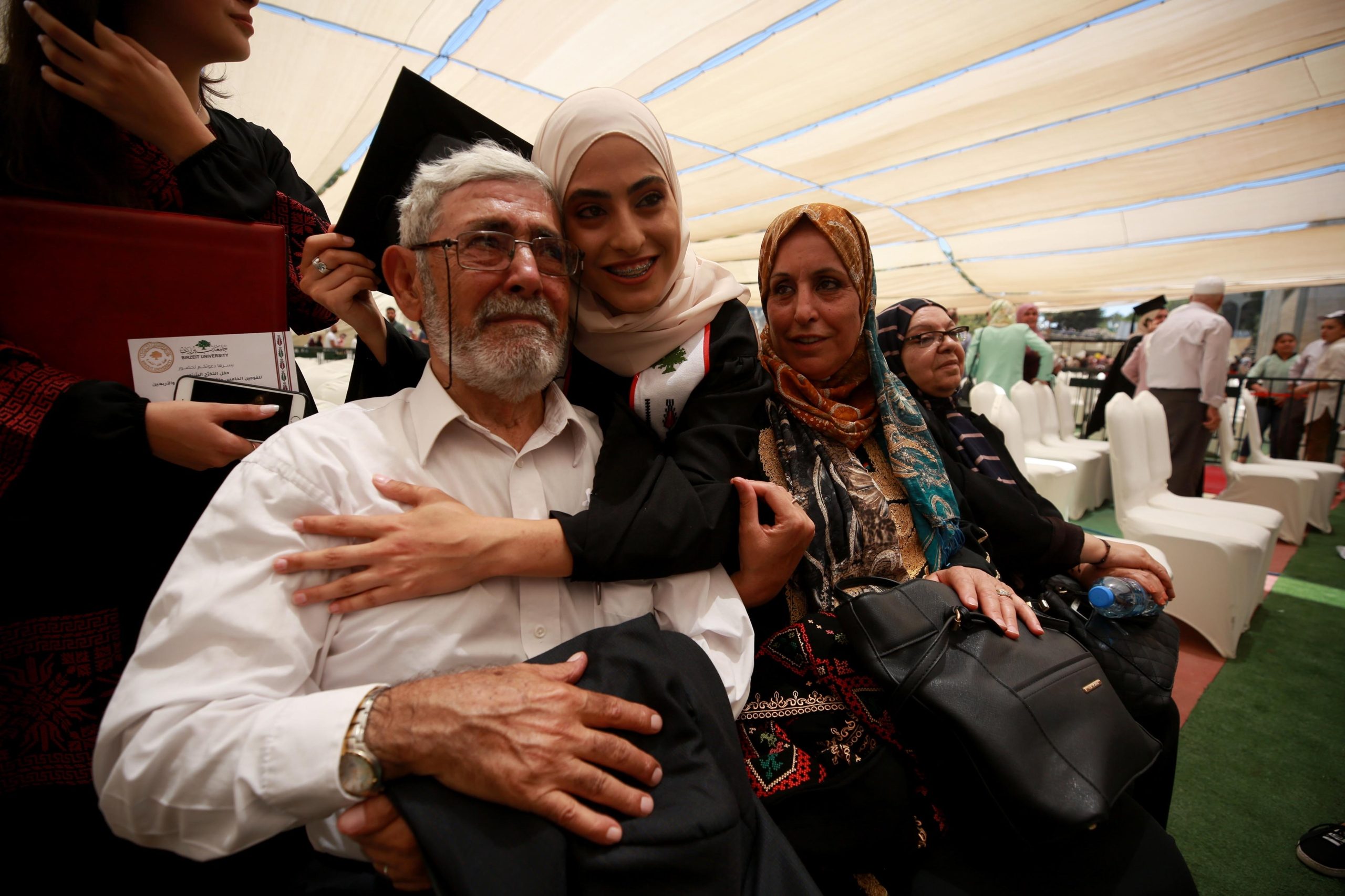 “أخاف أجد المستوطنين يصنعون المقلوبة بمنزلي!”.. منى الكرد تتعجل حفل تخرجها خوفاً من سرقة بيتها