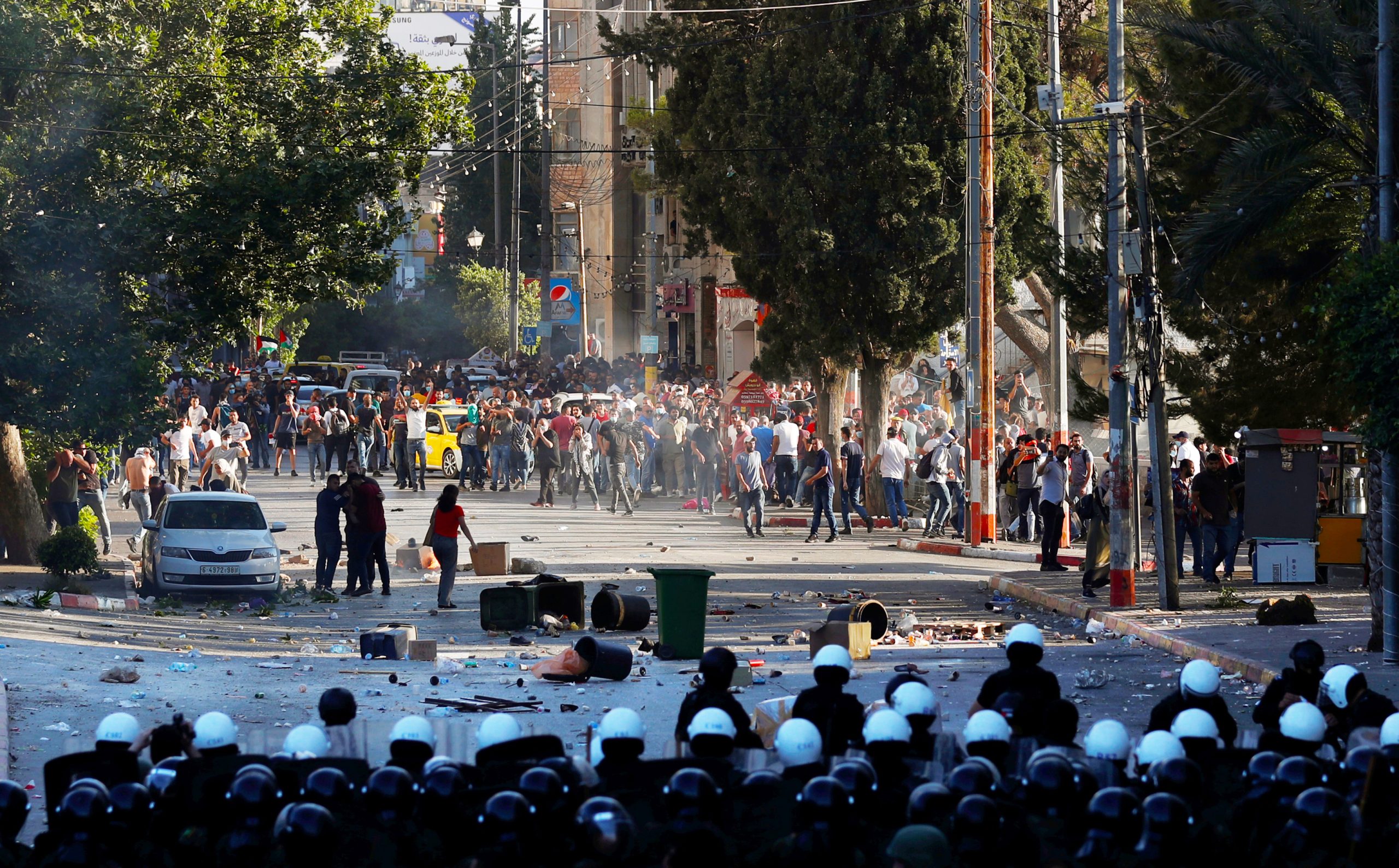 “مقتل نزار بنات فتّش عليهم مظالم عميقة”.. “الإندبندنت”: لهذه الأسباب انتفض الفلسطينيون ضد عباس