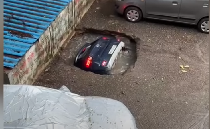 الهند سيارة حفرة تبتلع سيارة