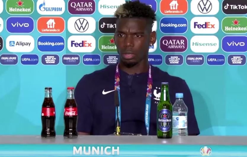 بول بوغبا يزيل زجاجة بيرة