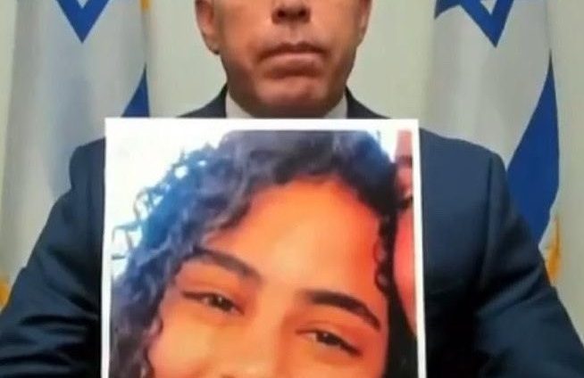 سفير إسرائيل لدى الولايات المتحدة، جلعاد إردان، حاملاً صورة الشابة نادين عوض