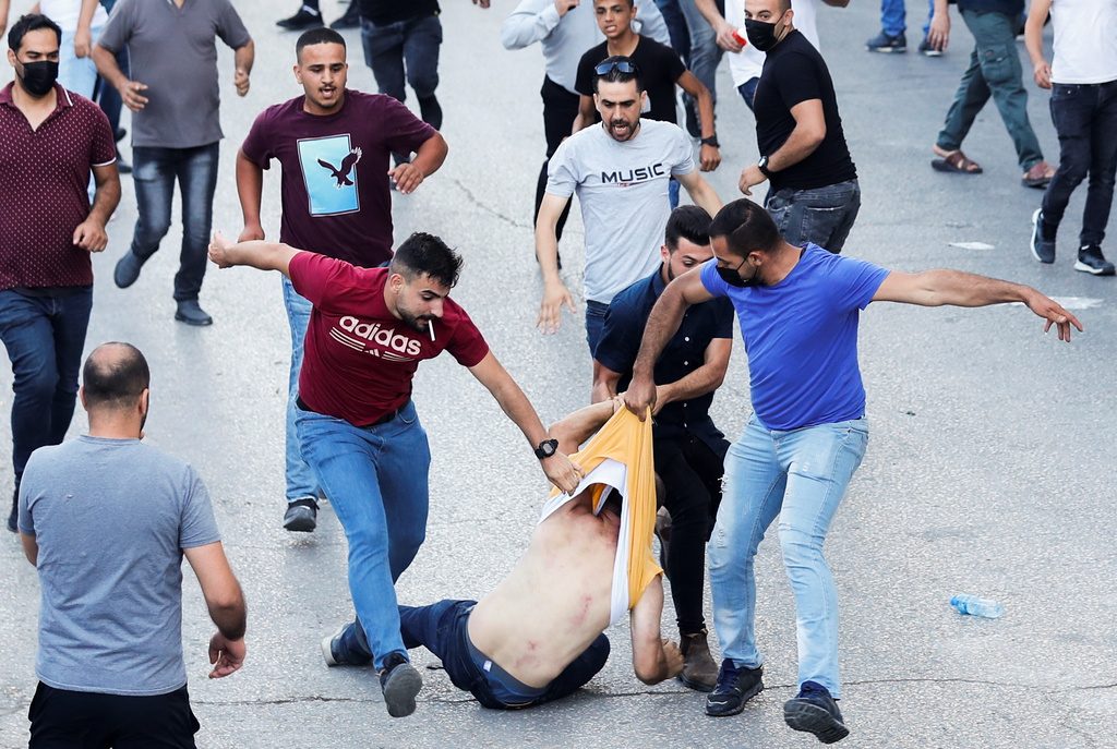 قوات “السلطة” تعتدي على مئات المحتجين بالضفة.. سحلت فتيات وفرقت المتظاهرين المنددين بمقتل نزار بنات “فيديو”