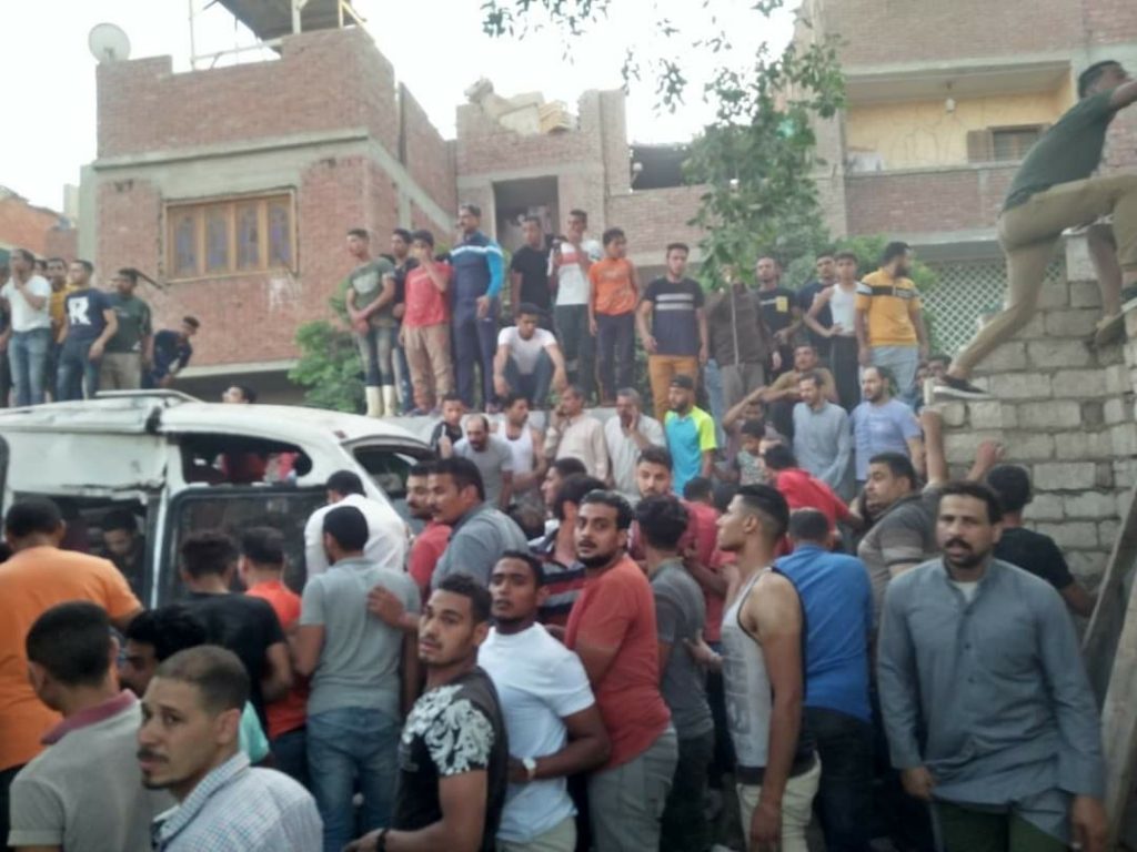 القطار اصطدم بحافلة ركاب في منطقة حلوان جنوبي العاصمة القاهرة