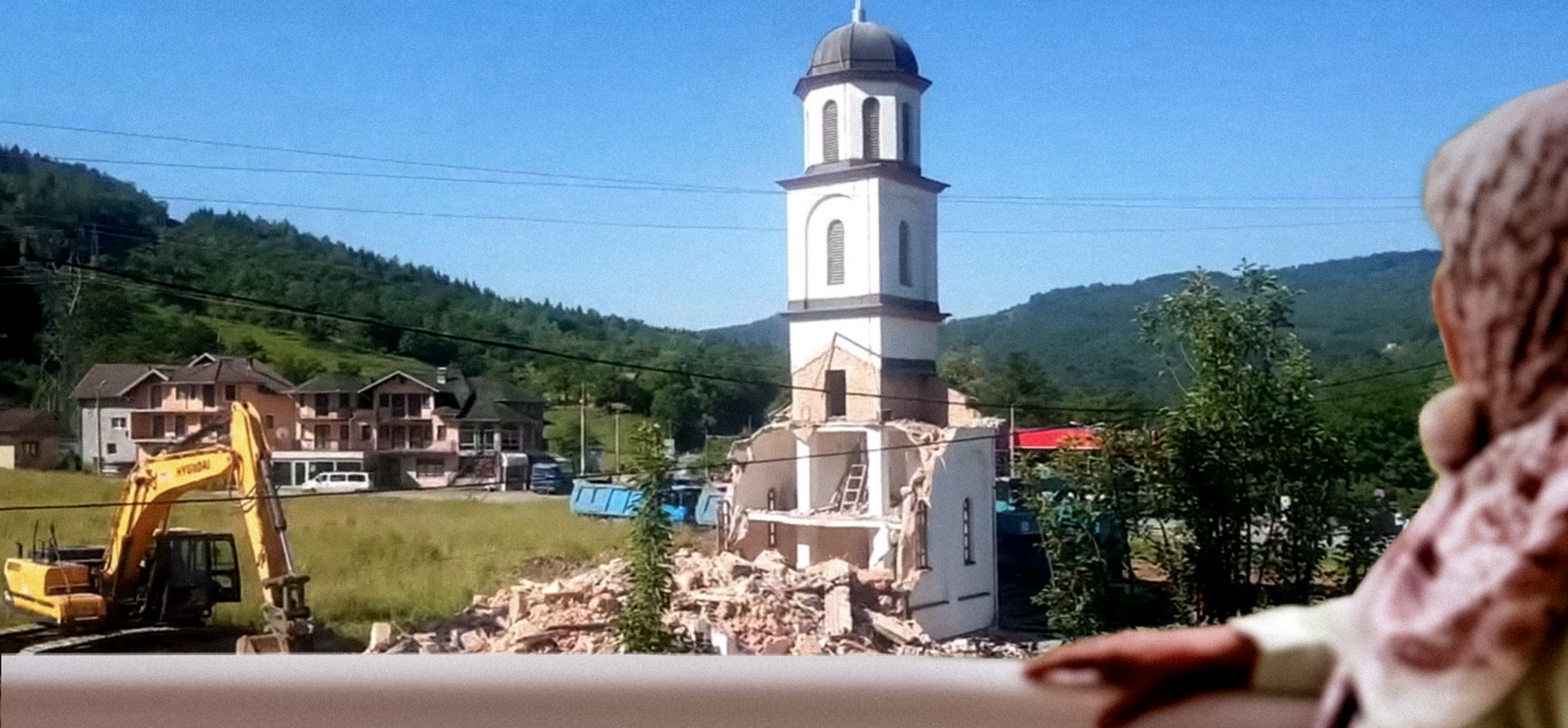 مسلمة تزيل كنيسة من فناء منزلها بعد 21 عاماً.. فاطمة التي هربت من مذابح البوسنة وعادت لاستعادة بيتها