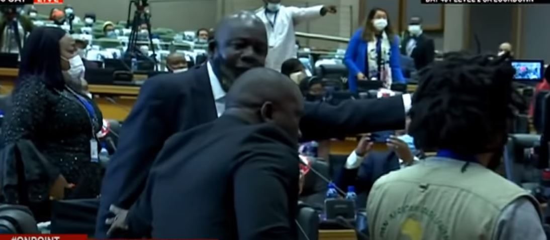 ضرب بالأيدي وتهديد بالقتل في برلمان “عموم إفريقيا”.. خلاف حول رئيس المجلس تسبب في استدعاء الشرطة