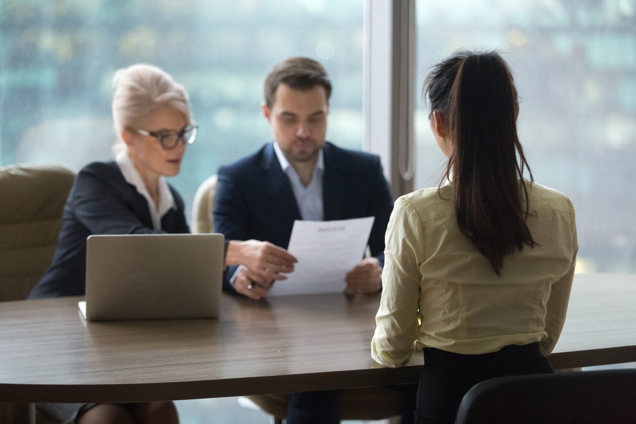 iStock/ الملابس المناسبة لمقابلة العمل