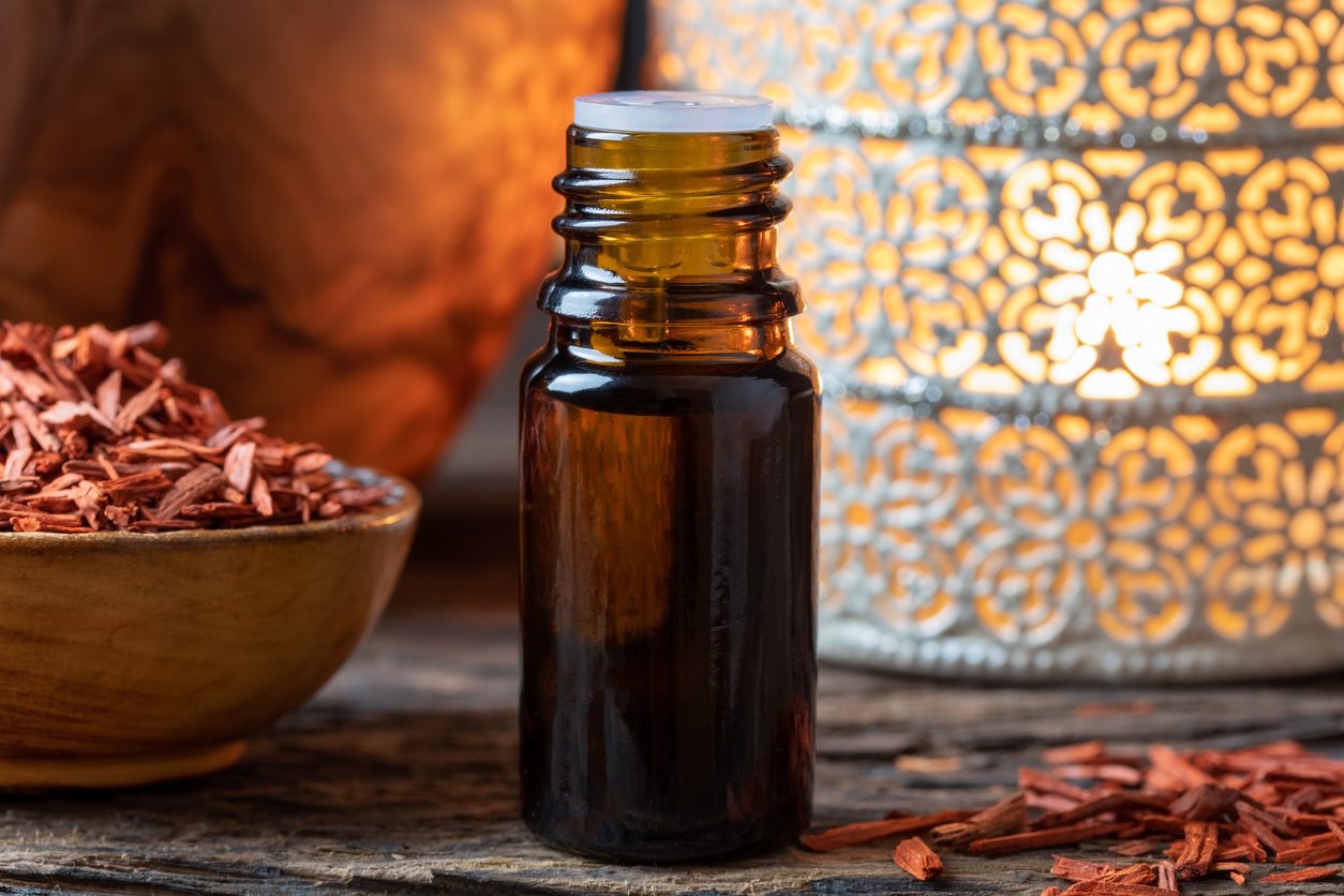 iStock/ يتمتع زيت خشب الصندل العطري بقدرة لا مثيل لها على تجديد خلايا بشرتك الميّتة وحمايتها