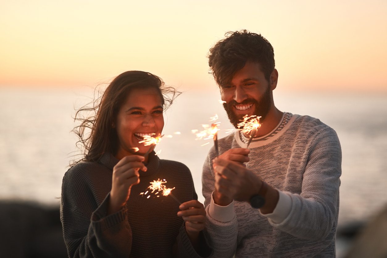 iStock/ إنّ المواعيد الغرامية العفوية بينكما ستكون جيدة، لأنها تمنحكما فرصة الخروج من المنزل وفعل شيءٍ مرح معاً دون الحاجة إلى التفكير كثيراً، كما أنها خطوةٌ فعالة لتقليل التوتر، وخاصةً في بداية الزواج.