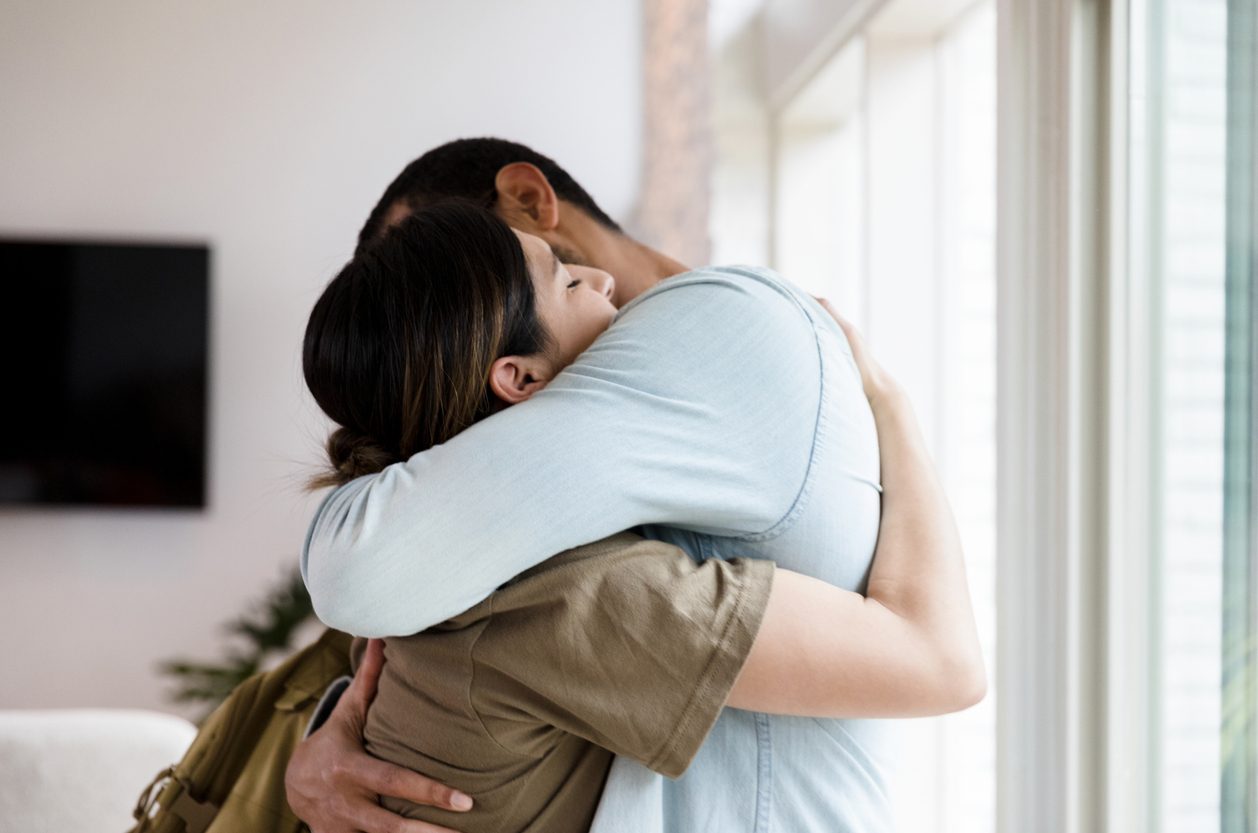 iStock/ اللمس الجسدي بين الشريكين يفرز هرموناً يدعى 