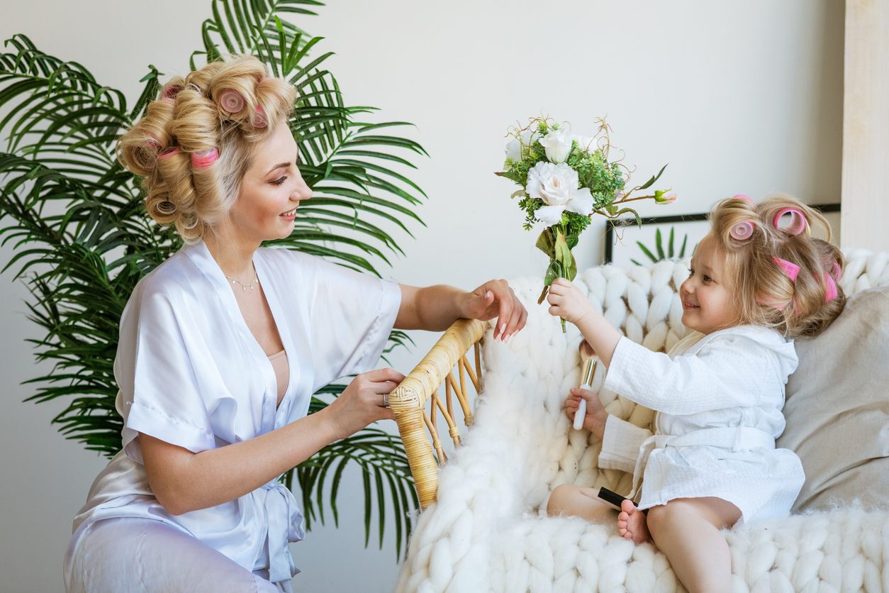 iStock/ ينبغي دائماً تجعيد أو تمويج الأجزاء الأمامية من الشعر بعيداً عن خط الوجه.