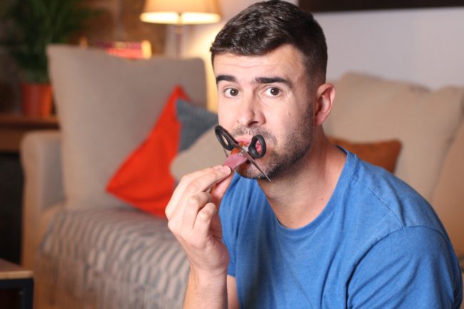 تزول من تلقاء نفسها وقد تعاود الظهور فجأة.. التهاب اللسان مشكلة مؤلمة قد تشير لأمراض خطيرة