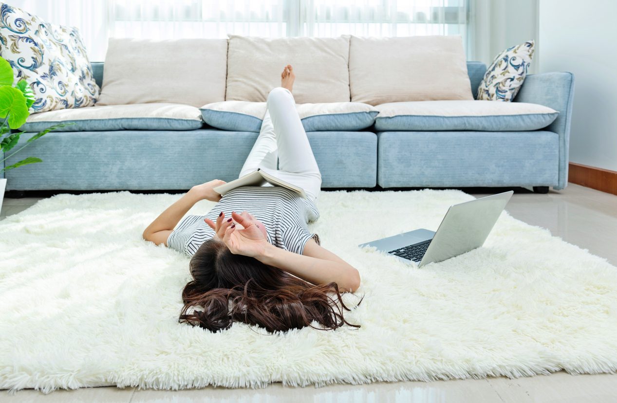 تشعر بآلام الظهر فتقرر النوم على الأرض؟ احترس فقد يؤدي الأمر لتفاقُم حالتك في اليوم التالي