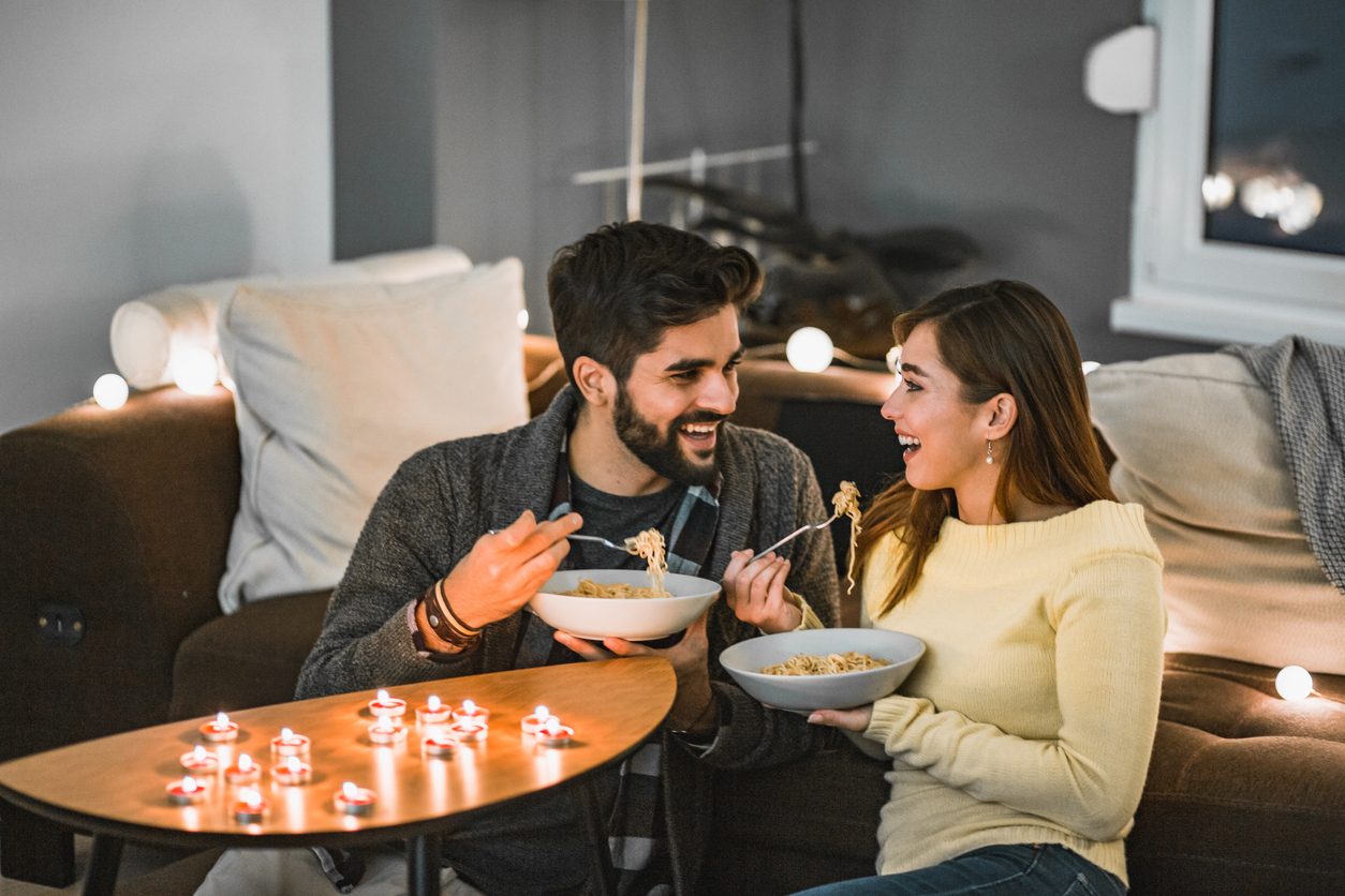 iStock/ يمثل تناول العشاء فرصةً رائعة للتواصل وإجراء محادثات عميقة معاً