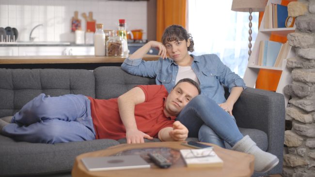 المبالغة بالاهتمام قد تدمِّر علاقتكما.. علامات تدل على أنك تتصرفين كـ “أم” لزوجك