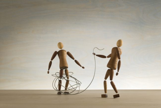 يستسلمون للمعاناة ويحترفون لوم الآخرين.. عن “عقدة الضحية” وصفات أصحابها