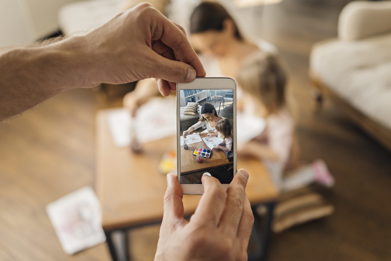 بينهم أديل وكاميرون دياز… لماذا يرفض هؤلاء المشاهير مشاركة صور أطفالهم على السوشال ميديا؟