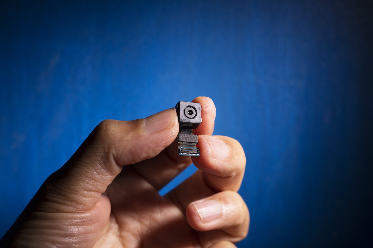 6 طرق للكشف عن الكاميرات المخفية التي قد تكون موجودة في غرفة الفندق أو أي مكان آخر