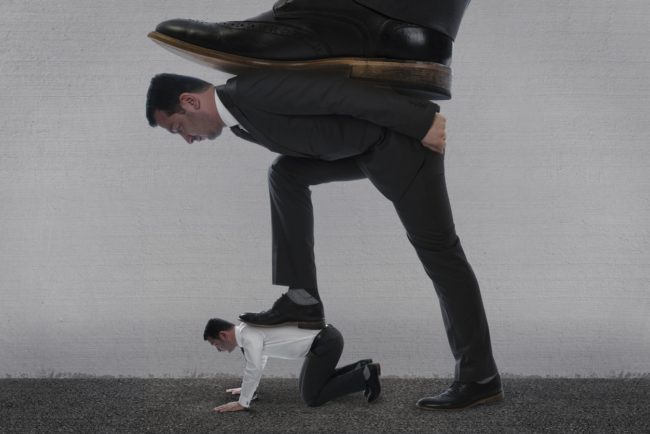 كيف تسيطر علينا الرأسمالية لتتحكم بحياتنا فنشعر بالاغتراب والقلق والوحدة؟