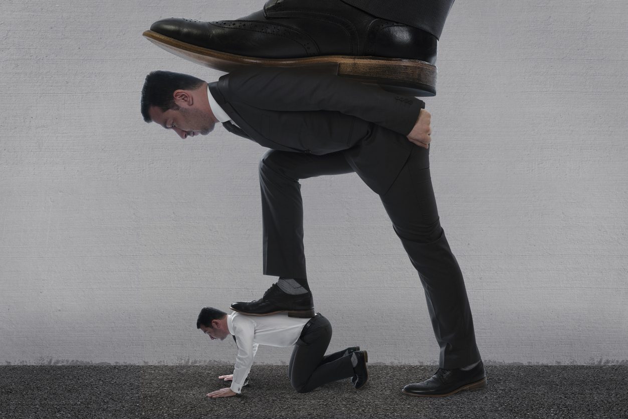 كيف تسيطر علينا الرأسمالية لتتحكم بحياتنا فنشعر بالاغتراب والقلق والوحدة؟