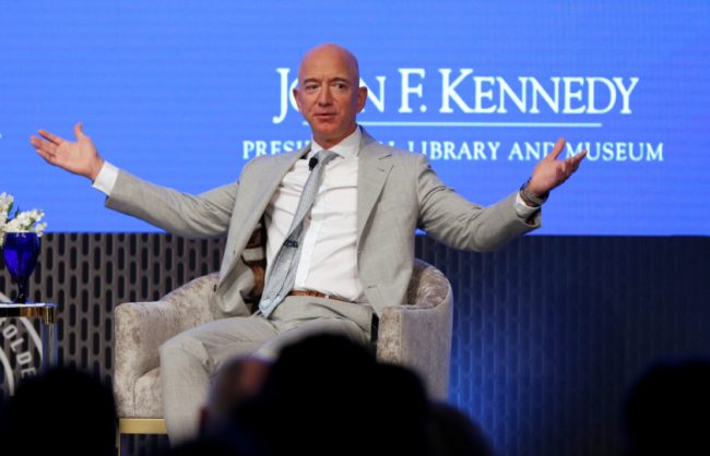 ثري يدفع 28 مليون دولار ليرافق بيزوس إلى الفضاء.. فاز بمزاد مدته 10 دقائق فقط!