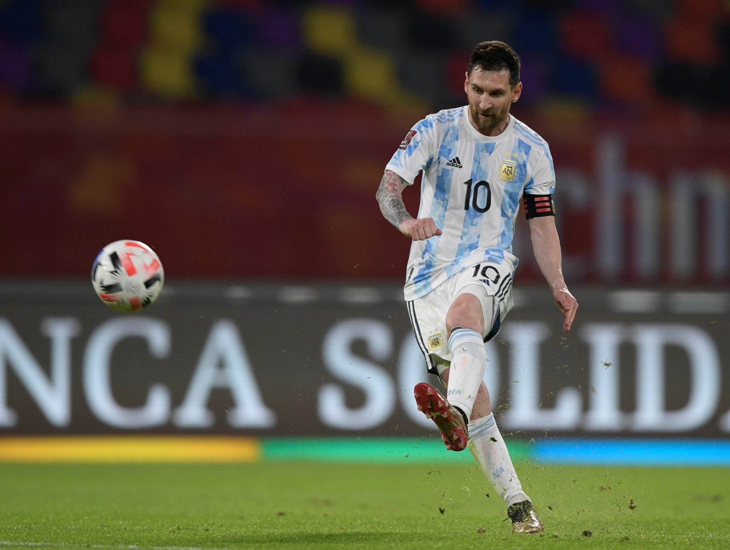 ميسي يواجه منافسة شديدة في كوبا أمريكا (رويترز)